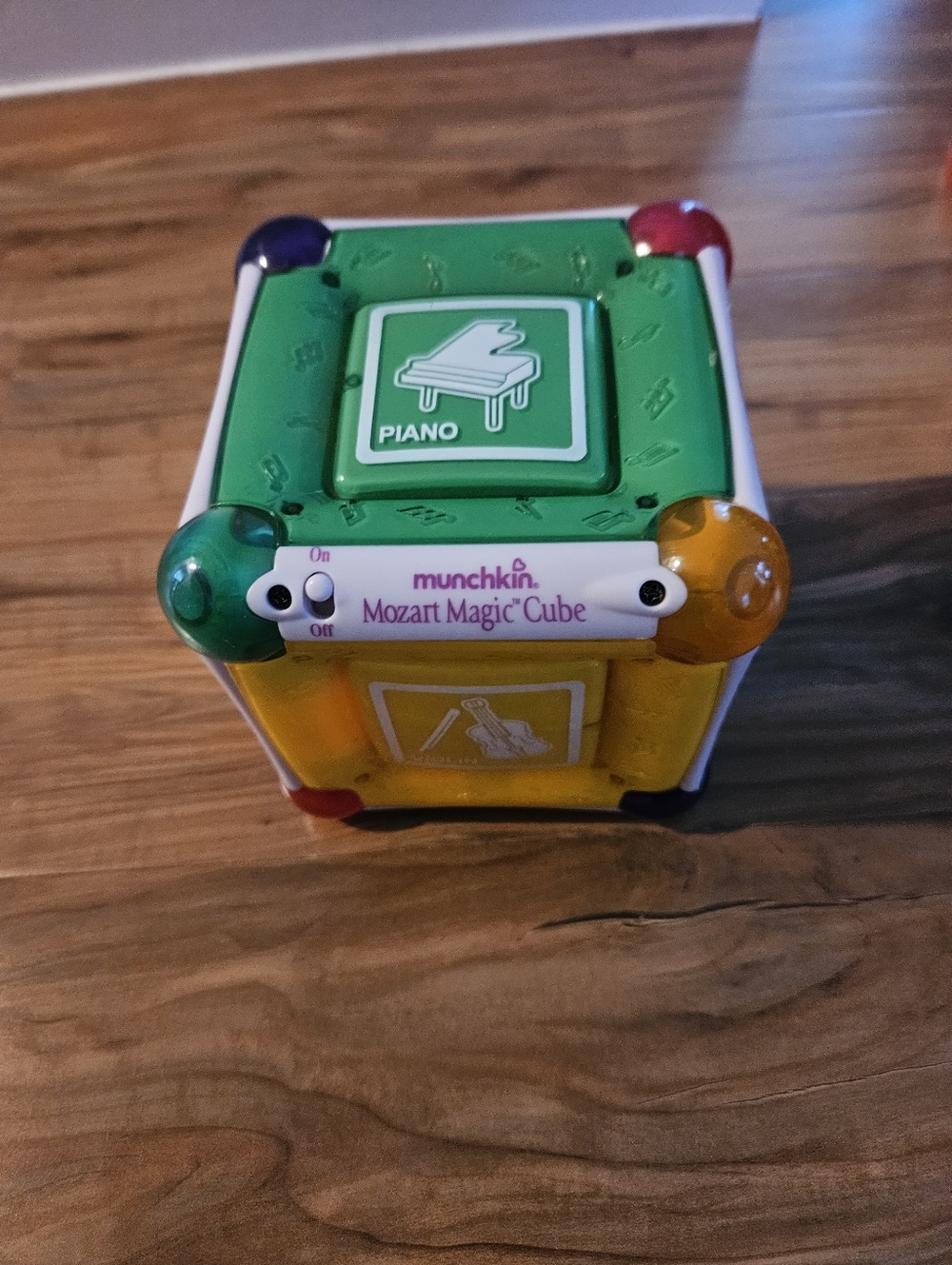 Munchkin Mozart Magic Cube - Green, Yellow, Red, Blue